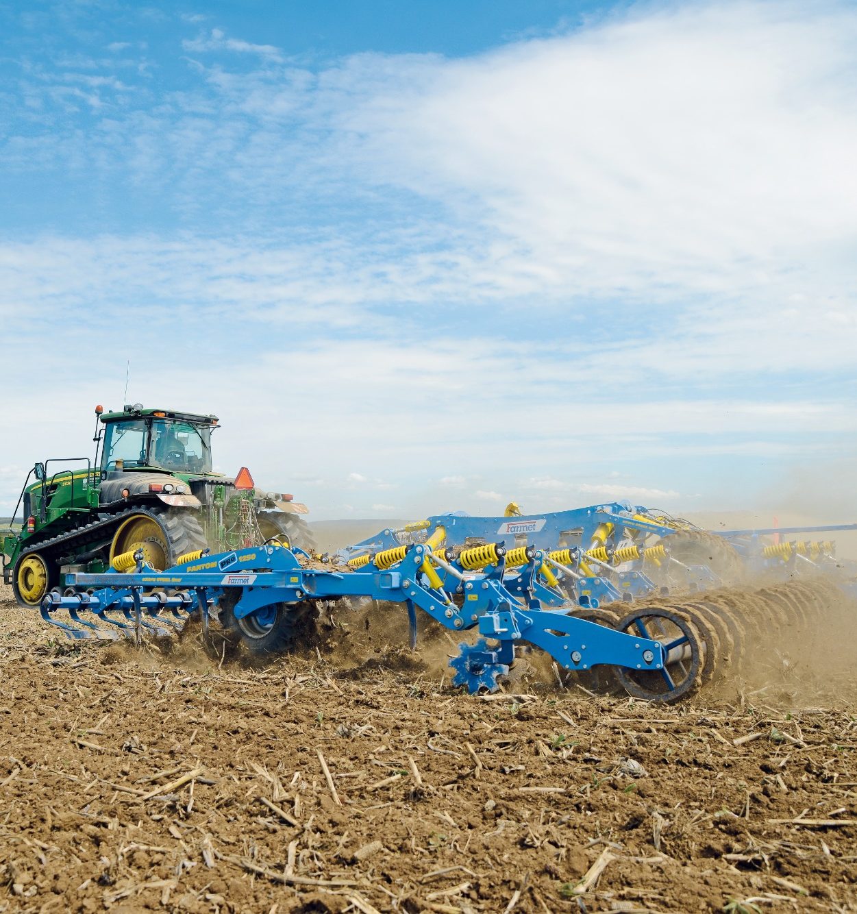 Farmet Fantom — Déchaumeur superficiel 3 rangs Cultivateur à dents Farmet Fantom en déchaumage superficiel du chaume, mélange intensif des résidus