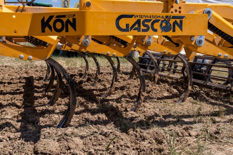 Cultivateur à dents jaune GASCON travaillant la terre en profondeur pour préparer les cultures suivantes.