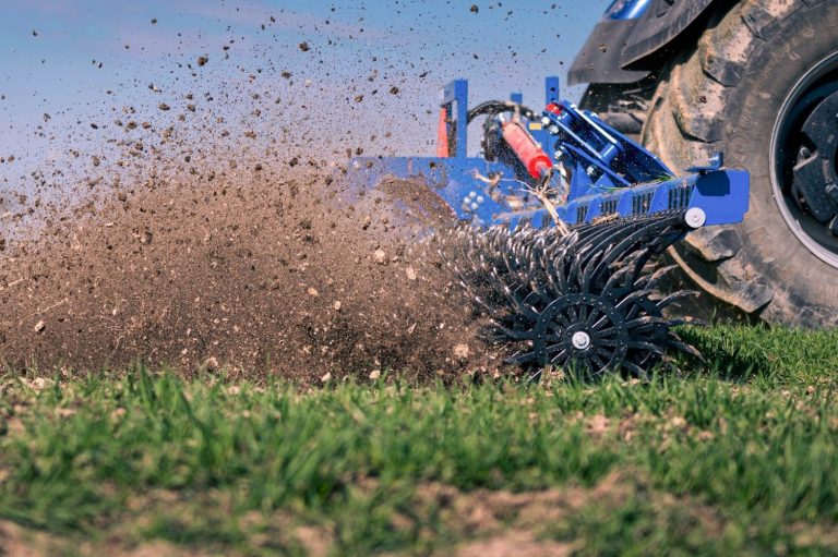 Action mécanique agressive de la houe rotative GST Biostar pour un désherbage optimal en projetant la terre et les adventices.