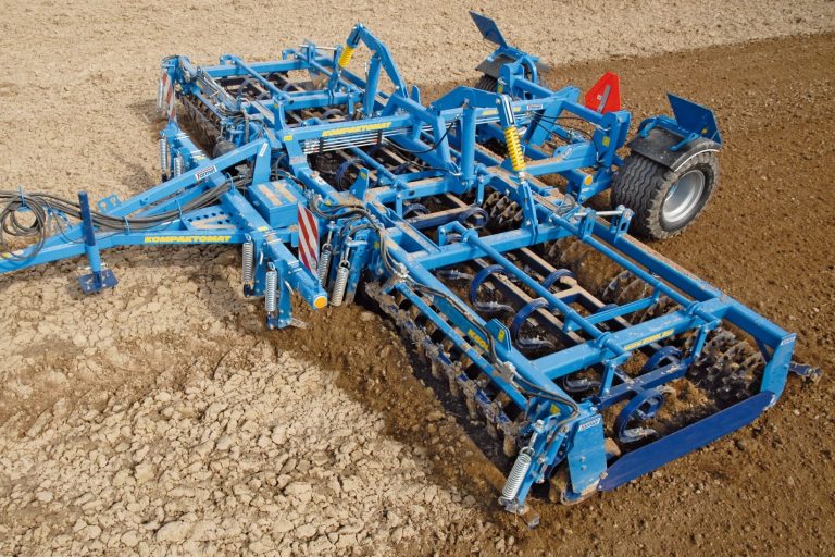 Vibroculteur bleu Farmet au travail pour affiner rapidement le sol et préparer un lit de semence fin.