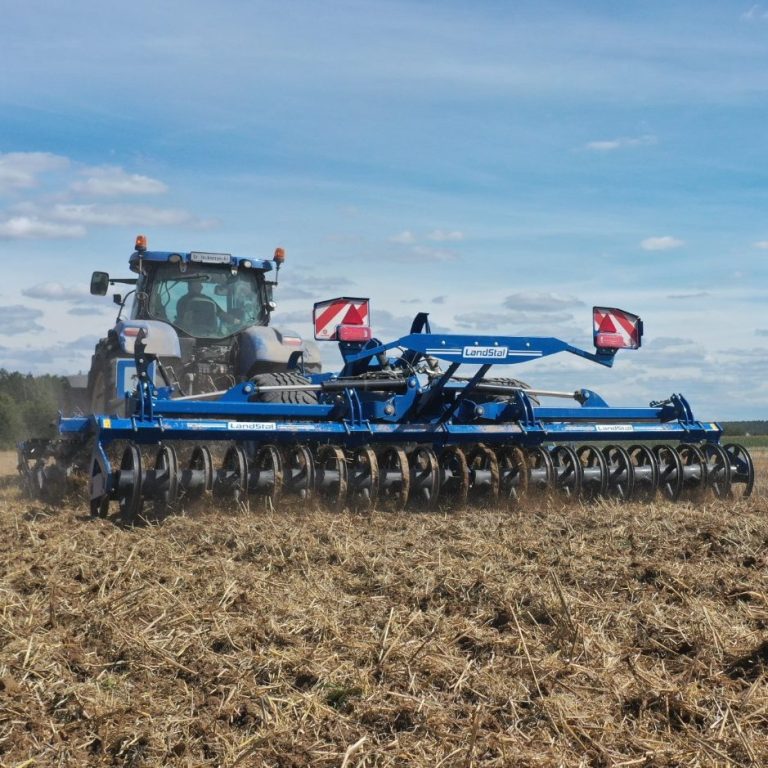 Déchaumeur à disques bleu Landstal BT assurant un scalpage régulier et un nivellement parfait du sol.